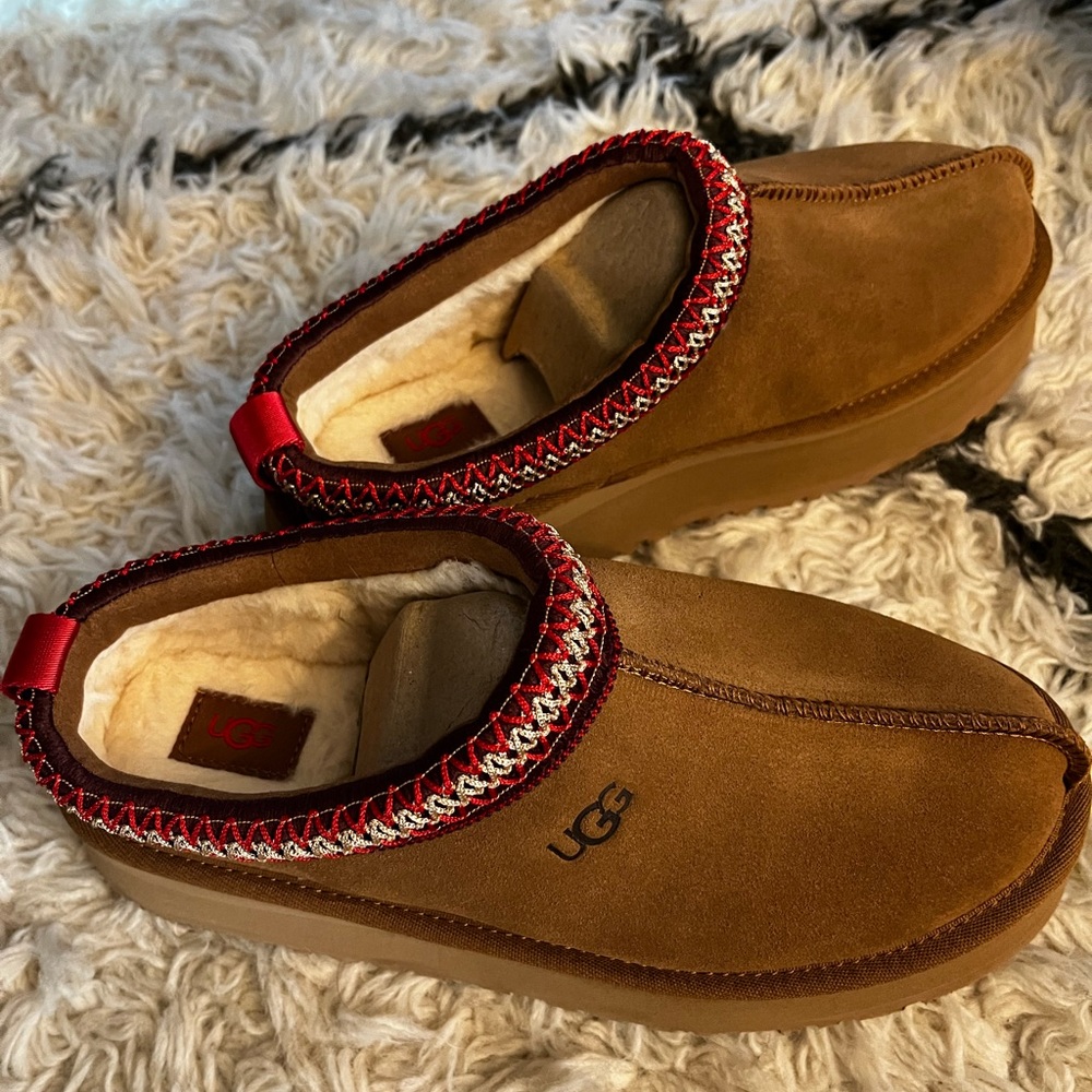 UGG Tazz in Chestnut. Size 8. Nordstroms